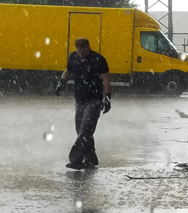 Trabajando en desatascos un día lluvioso